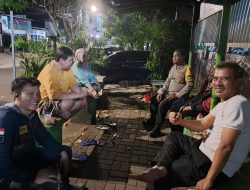 Hadir di Tengah Warga Rawasari, Polisi Dengarkan Keluh Kesah dan Jaga Keamanan Malam