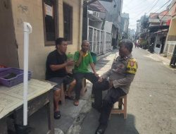 Dekat dengan Warga, Bhabinkamtibmas Petojo Selatan Ajak Warga Waspada Keamanan Lingkungan