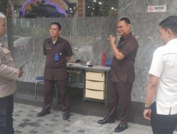 Bangun Kedekatan, Bhabinkamtibmas Petojo Selatan Sambangi Satpam Graha Phonska