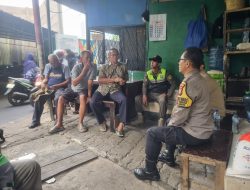Bhabinkamtibmas Karet Tengsin Patroli Dialogis Dan Sambangi Warga RT 13/03 Sampaikan Imbauan