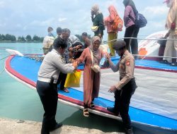 *Polsek Kepulauan Seribu Utara Bersama Dishub dan Satpol PP Bantu Penumpang di Dermaga Pulau Kelapa*