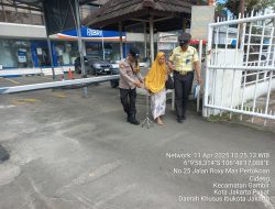 Patroli Humanis di Cideng, Polisi Bantu Lansia Pulang dengan Bajaj