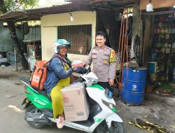 Jumat Berkah, Polsek Sawah Besar Bagikan 100 Nasi Kotak untuk Warga Gunung Sahari Utara