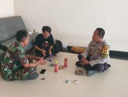 Edukasi Hukum Bhabinkamtibmas Di Rumah Warga Pasar Baru, Polisi dan TNI Berikan pelayanan Konsultasi