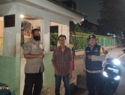 Polisi Sambangi Pos Satkamling, Himbau Warga Tingkatkan Patroli Menjelang Pagi