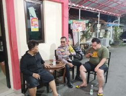 Bhabinkamtibmas Kampung Rawa Ketuk Pintu Pos Kamling Saat Fajar Menyingsing