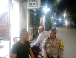 Bhabinkamtibmas Mangga Dua Selatan Ajak Warga Jaga Keamanan Lewat Sambang Pos Satkamling