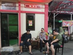 Bhabinkamtibmas Kampung Rawa Ketuk Pintu Pos Kamling Saat Fajar Menyingsing