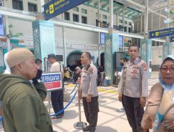 Cegah Kriminalitas, Samapta Polsek Senen Patroli di Stasiun Pasar Senen