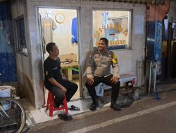 Antisipasi Premanisme, Bhabinkamtibmas Rawasari Sambangi Pos Kamling RW 06