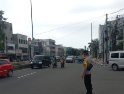 Polsubsektor Roxy Lakukan Pengaturan Lalu Lintas Sore Hari di Pertigaan Jalan Biak