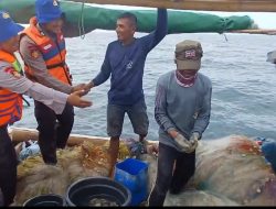 *Polisi Baik, Satpolairud Polres Kepulauan Seribu Patroli Laut Antisipasi Kejahatan dan Himbau Keselamatan Nelayan*