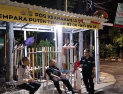 Jaga Kamtibmas, Bhabinkamtibmas Cempaka Putih Timur Sambangi Pos Kamling Tengah Malam