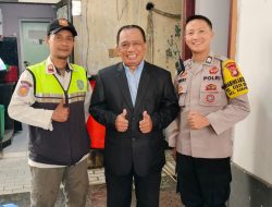 Polisi dan Satpol PP Kawal Ibadah Jumat Putih di Rusun Apron Kemayoran
