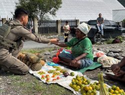 Senyum Mama-Mama Papua Saat Bripda. Rafly Personel Ops Damai Cartenz-2025 Ulurkan Payung