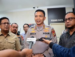 KOMPOLNAS TINJAU TKP PEMBAKARAN MOBIL POLISI DI DEPOK, SOROTI SERIUS PENEGAKAN HUKUM