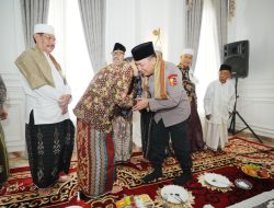 Kunjungi Buntet Pesantren Cirebon, Kapolri Silaturahmi ke Dewan Sepuh hingga Resmikan Pondok
