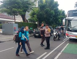 Pagi Hari Yang Sibuk, Polisi Hadir Di Tengah Masyarakat Mengurai Kemacetan Di TL Bunda