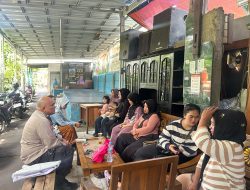 Bhabinkamtibmas Kampung Bali Ngobrol Santai Dengan Warga RW 03 Waspada Terhadap Kejahatan