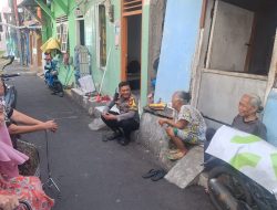 Bhabinkamtibmas Gelora Kunjungi Warga RT 07/02 Sore Hari, Pastikan Wilayah Aman Dari Tawuran