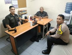 Cegah Kejahatan Sejak Dini! Bhabinkamtibmas ‘Sidak’ Bank OCBC, Ingatkan Satpam Jangan Kendor!”