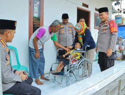 *Polisi Beri Bantuan Kursi Roda bagi Lansia-Penderita Celebral Palsy di Bekasi*