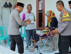 Polisi Beri Bantuan Kursi Roda untuk Penderita Celebral Palsy-Lansia di Bekasi dan Karawang
