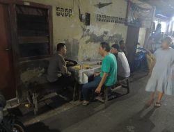 Bhabinkamtibmas Petojo Utara Tingkatkan Kesigapan Linmas Lewat Patroli Sambang di RW 05