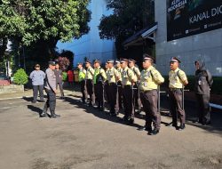 Bhabinkamtibmas Gelora Ajak Security TVRI Untuk Menjaga Kamtibmas Pada Saat Apel