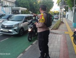 Pelayanan Pagi Hari Bhabinkamtibmas Gondangdia, Bantu Murid Masuk Sekolah Di SDN Gondangdia 01