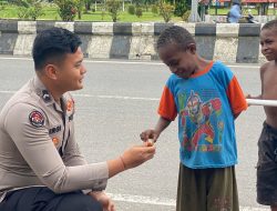 Personil Satgas Ops Damai Cartenz-2025 Sambangi Anak-anak Papua
