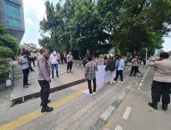Polri Jaga Para Pengunjuk Rasa Dengan Humanis Di Kantor Sinar Mas