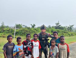 Personel Satgas Tindak Operasi Damai Cartenz Jalin Keakraban dengan Anak-anak di Puncak Jaya
