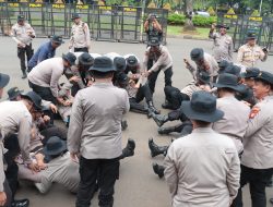 Tingkatkan Kesiapsiagaan, Polres Metro Jakarta Pusat Latihan Penggunaan Barrier Taktis