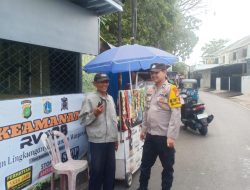 Keamanan Terjaga! Ba Pendamping Bhabinkamtibmas Sambangi Pos Keamanan RW 08 Johar Baru
