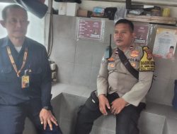Ciptakan Suasana Sejuk, Bhabinkamtibmas Sambangi Kantor Aviatour dalam Rangka Cooling System
