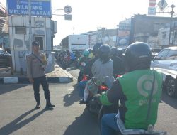 Anggota Polsubsektor Roxy Laksanakan Gatur Lalin di Pertigaan Jalan Biak Cideng