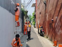 Pantau Pengecatan Jalan, Polisi Sapa Warga dan Sampaikan Pesan Kamtibmas