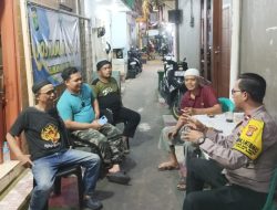 Teguhkan Keamanan Kampung Rawa, Bhabinkamtibmas Lakukan Patroli dan Sambang Pos Kamling RW 06