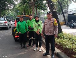 Bhabinkamtibmas Gondangdia Berikan Himbauan Kamtibmas Kepada Petugas Sudin Pertamanan Di Jalan Teuku Umar