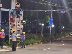 Kabel Listrik Menjuntai di Sawah Besar, Polisi Sigap Amankan Jalan