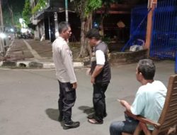 Bhabinkamtibmas Petojo Utara Sambangi Satkamling RW 08, Tegaskan Kesiapsiagaan Keamanan Lingkungan