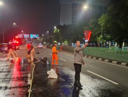 Warga Mengadu” Polisi Bergerak Kawal Gulkarmat Penyemprotan Jalan Berlumpur, Cegah Kecelakaan