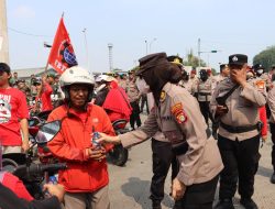 *Aksi Humanis Polres Pelabuhan Tanjung Priok Bagikan Minum dan Roti Saat Buruh Rayakan May Day*