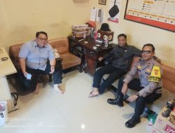 Jaga Silaturahmi, Bhabinkamtibmas Kampung Rawa Aktif Sambang Tokoh Masyarakat dan Patroli Lingkungan