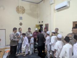Polres Metro Jakpus Gelar Subuh Berjamaah dan Santunan Yatim Jelang May Day