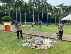 Polres Metro Jakarta Pusat Turun Tangan Bersihkan Sampah Usai May Day di Monas