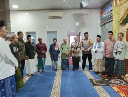 Sholat Jum’at Keliling dan Cooling System: Bhabinkamtibmas Kampung Rawa Ciptakan Suasana Aman dan Nyaman