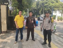 Bhabinkamtibmas Gondangdia Sambangi Gereja ST. Theresia Sampaikan Imbauan Kamtibmas Kepada Security