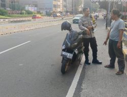 Bhabinkamtibmas Petojo Utara Patroli Sambang, Ajak Warga Aktif Laporkan Kejadian Menonjol